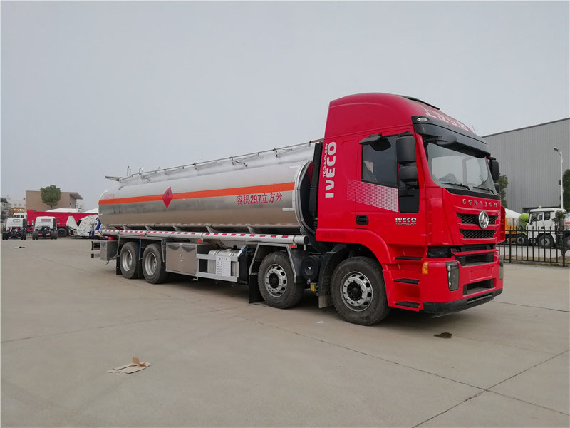 上汽紅巖29.7方前四后八鋁合金運(yùn)油車，20噸運(yùn)油車